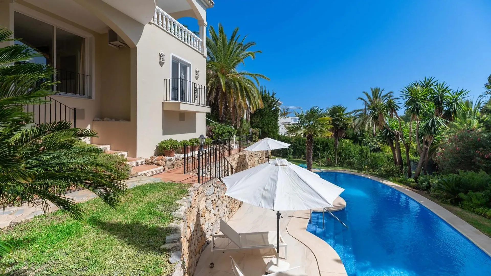 아파트 4 Bdrm Andalusian Villa W Cinema & Sea Views 마르베야