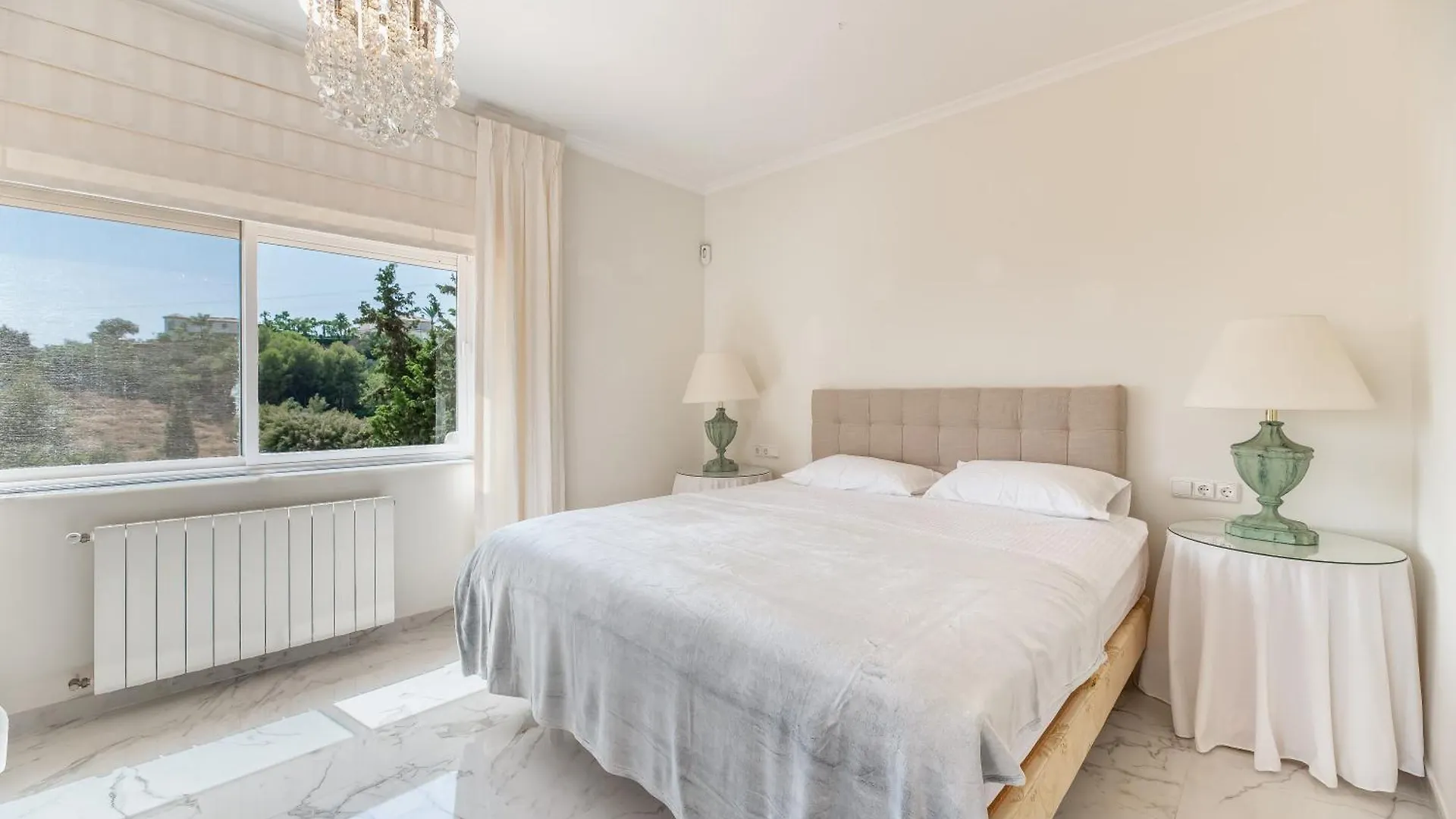 4 Bdrm Andalusian Villa W Cinema & Sea Views 마르베야 아파트