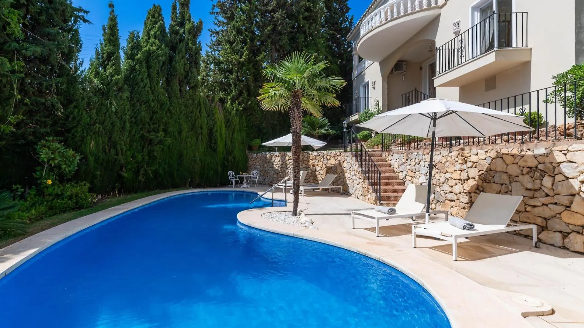 4 Bdrm Andalusian Villa W Cinema & Sea Views Marbella Apartment