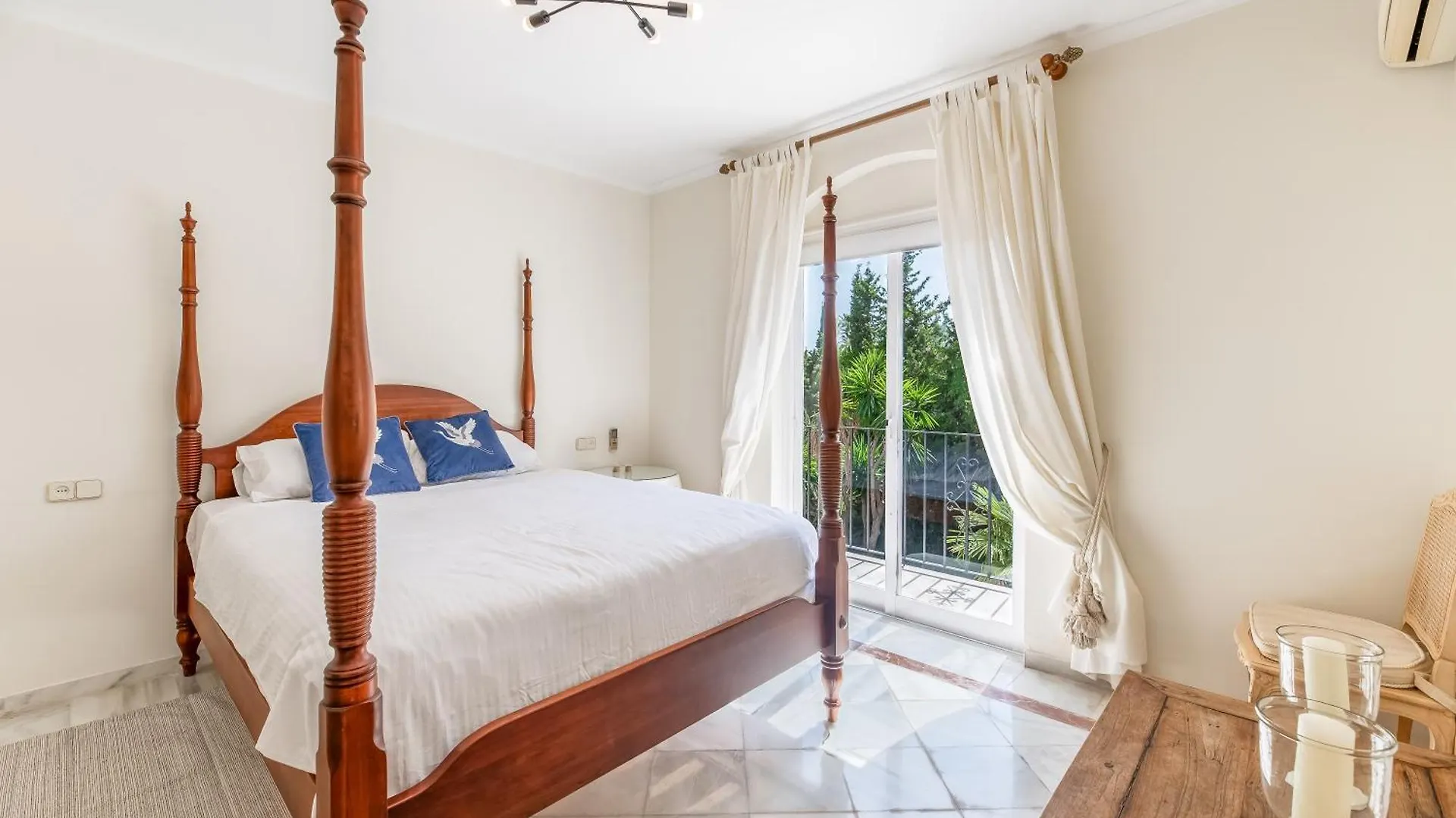 4 Bdrm Andalusian Villa W Cinema & Sea Views 마르베야 아파트
