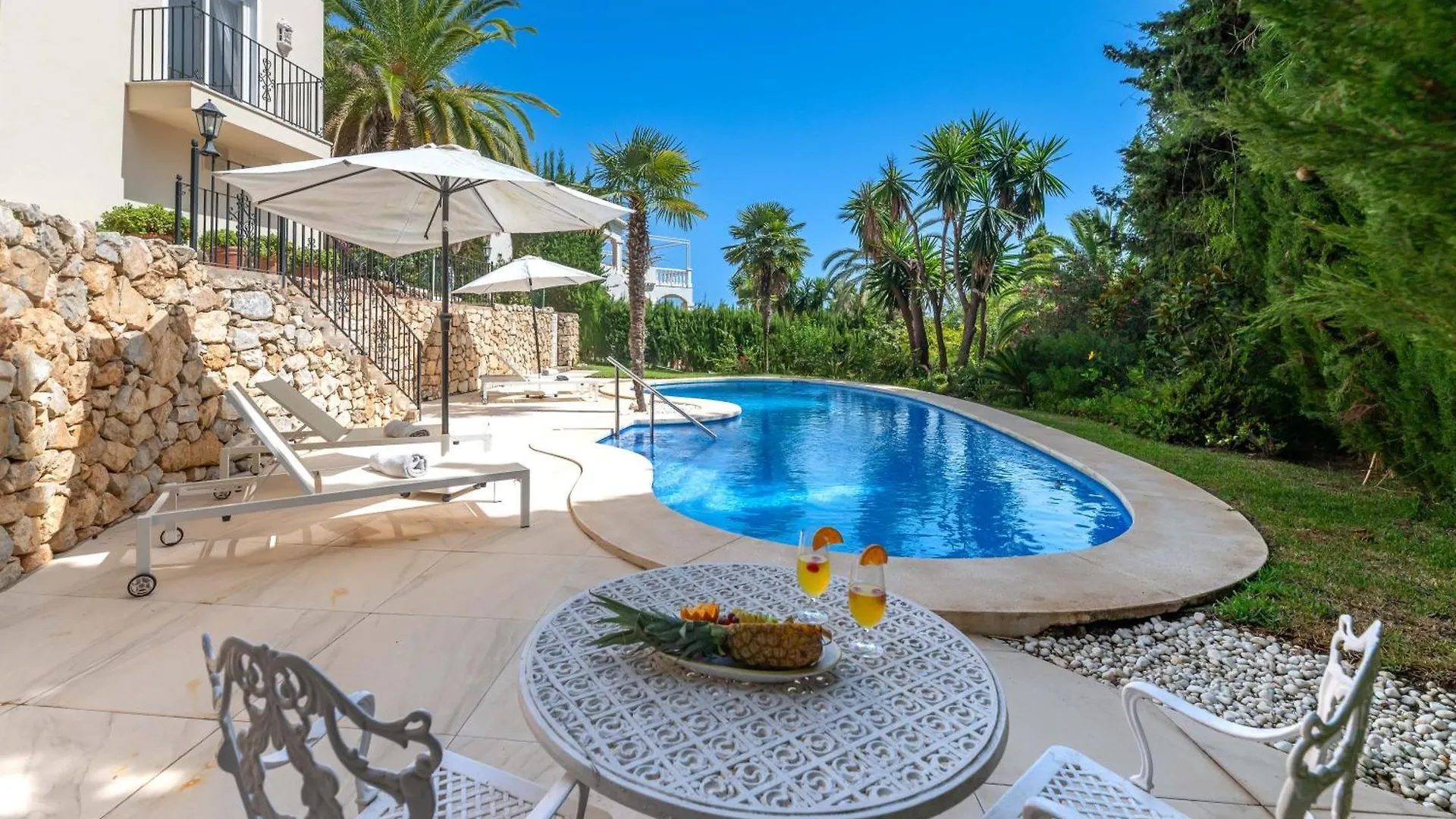 4 Bdrm Andalusian Villa W Cinema & Sea Views 마르베야
