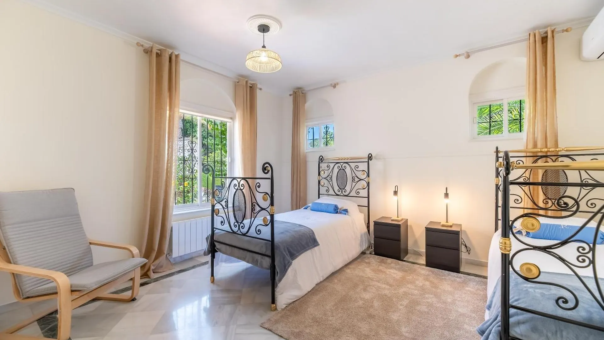 Apartman 4 Bdrm Andalusian Villa W Cinema & Sea Views Marbella