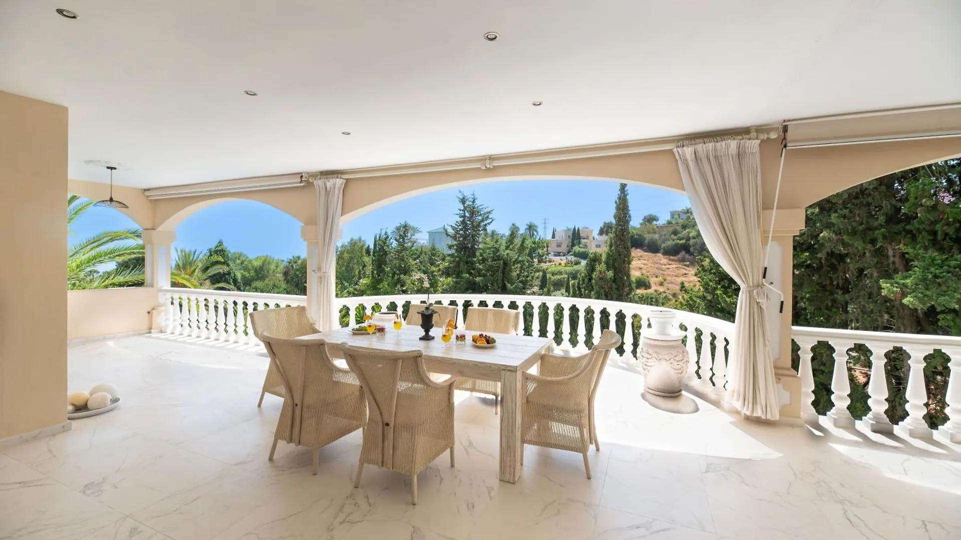 Apartman 4 Bdrm Andalusian Villa W Cinema & Sea Views Marbella