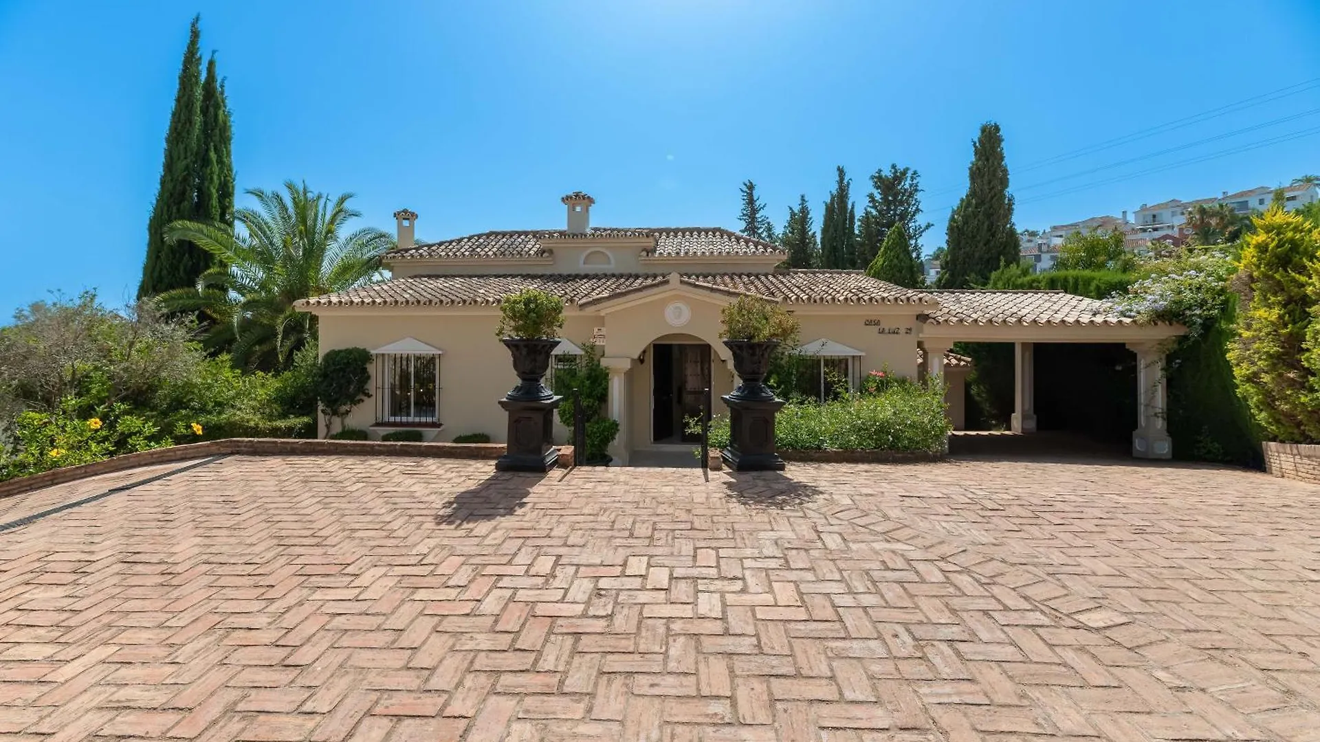 4 Bdrm Andalusian Villa W Cinema & Sea Views Marbella Spanyolország