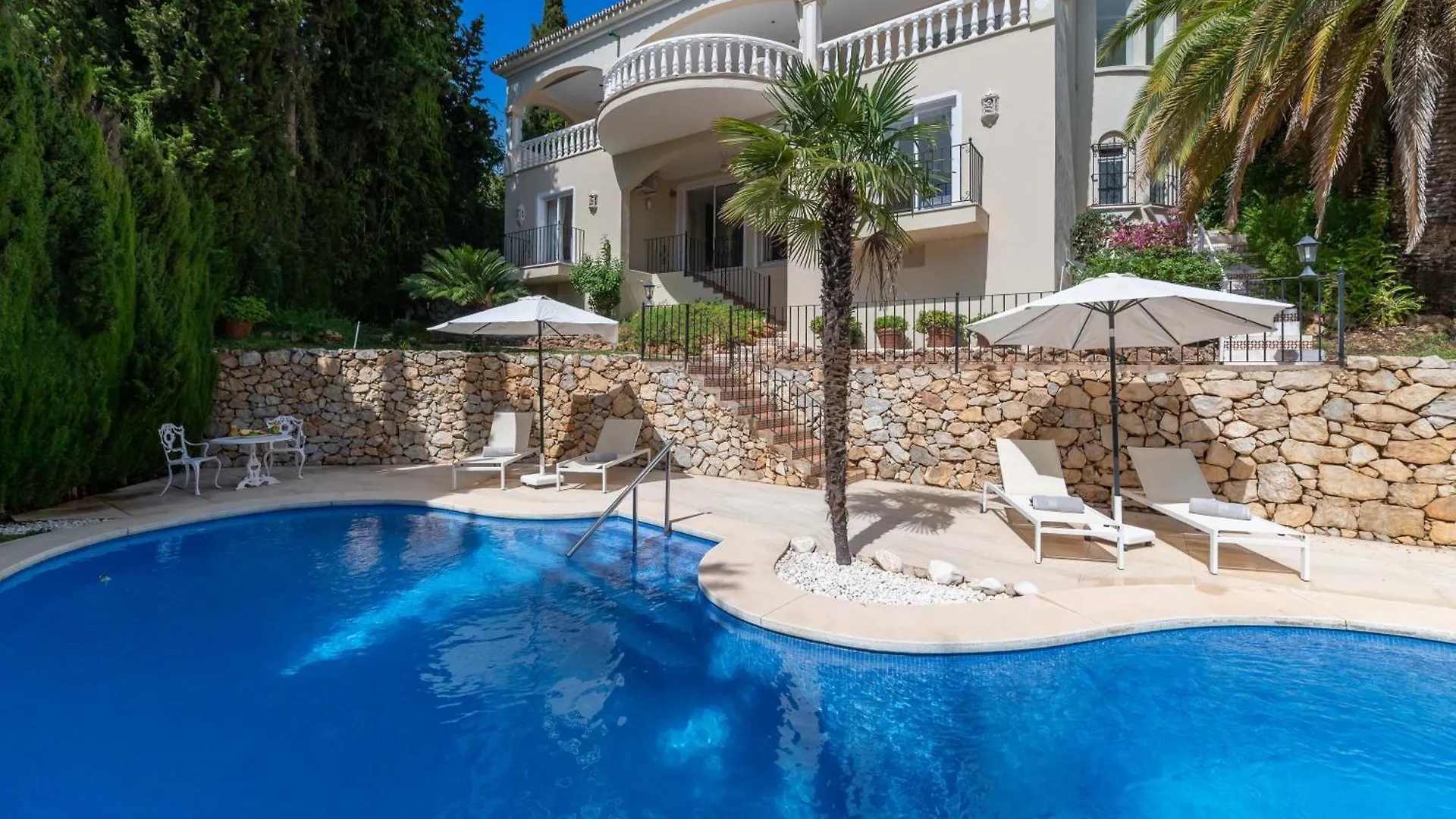 Apartman 4 Bdrm Andalusian Villa W Cinema & Sea Views Marbella