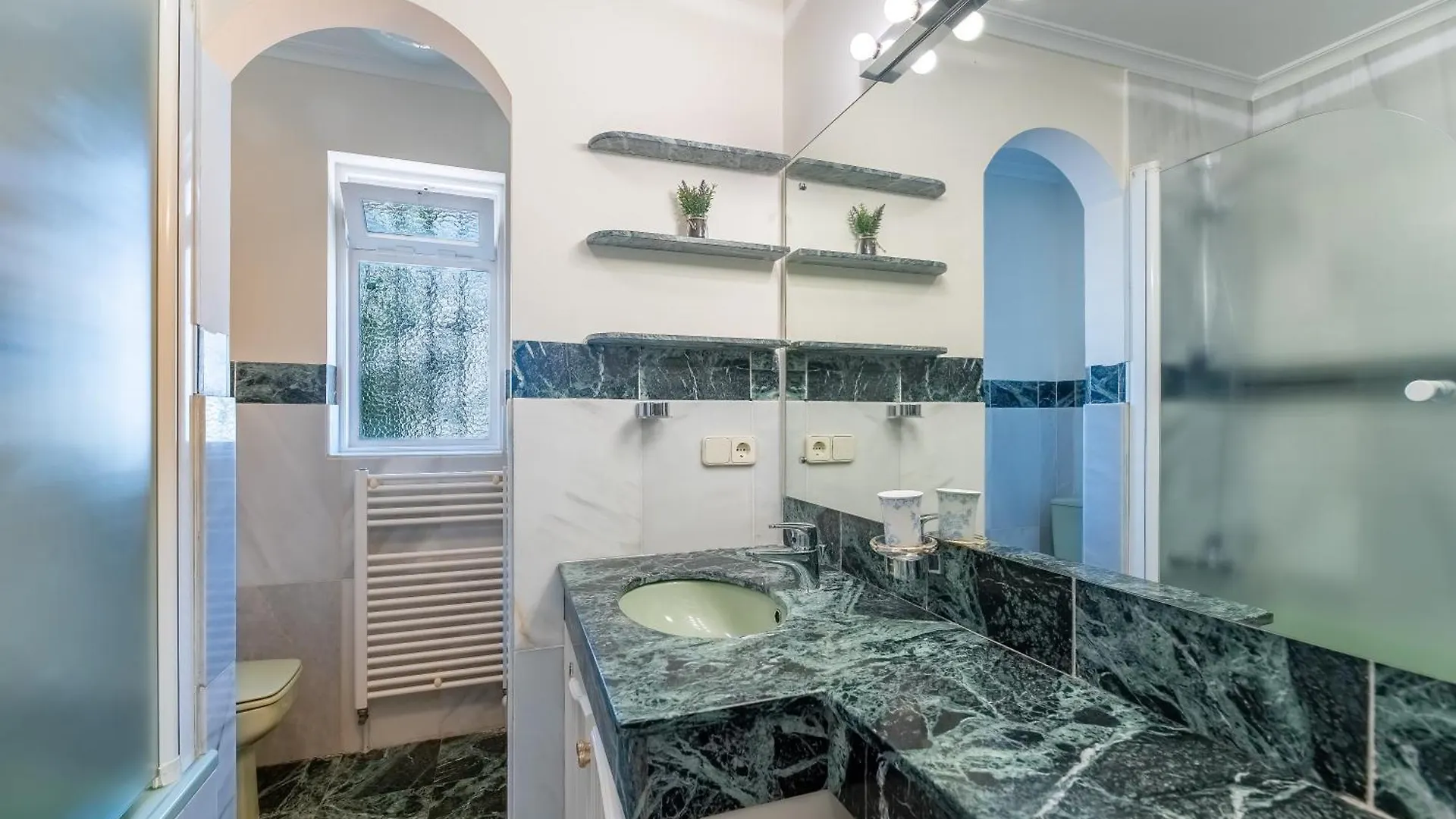 4 Bdrm Andalusian Villa W Cinema & Sea Views Marbella Spanyolország