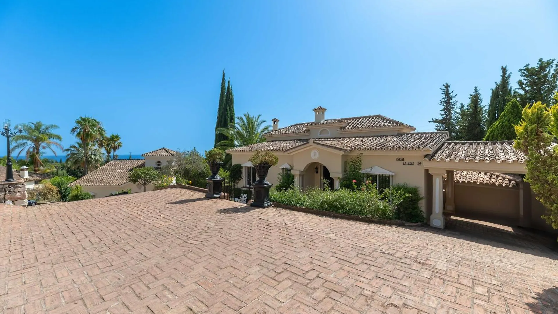 4 Bdrm Andalusian Villa W Cinema & Sea Views Marbella